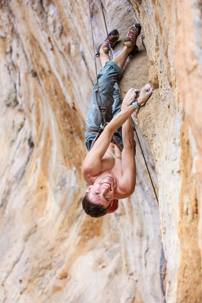 Escalador de rocas en la cara del acantilado —  Fotos de Stock