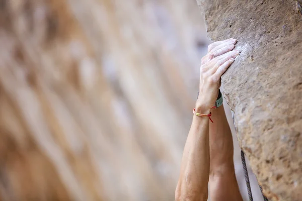 Le mani dell'arrampicatore sulla scogliera — Foto Stock