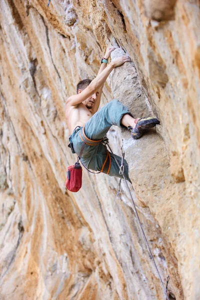 Скельний альпініст на обличчі скелі — стокове фото