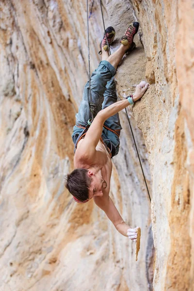 Escalador de rocas en la cara del acantilado —  Fotos de Stock