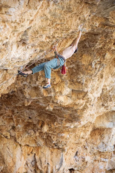 Rock klimmer op gezicht van klif — Stockfoto