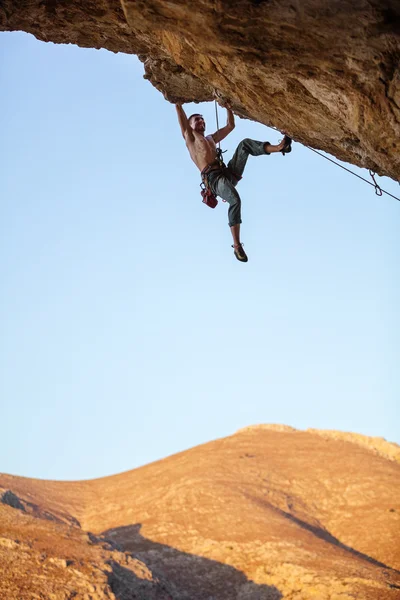 Escalador de rocas en la cara del acantilado — Foto de Stock