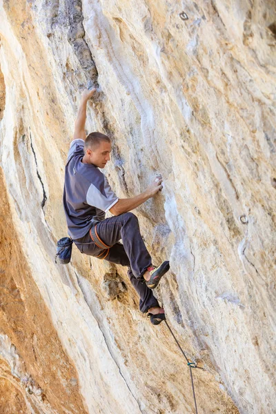 Climber on face of cliff — Stock Photo, Image