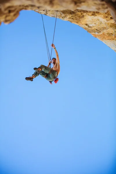 Rock climber hanging on rope — Stock Photo, Image