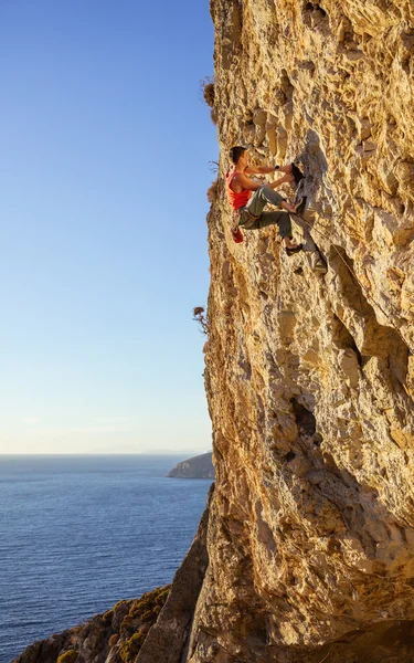 Rock climber on face of cliff — Stock Photo, Image