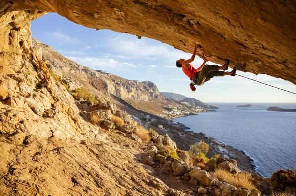 Climber on overhanging rock — Stockfoto