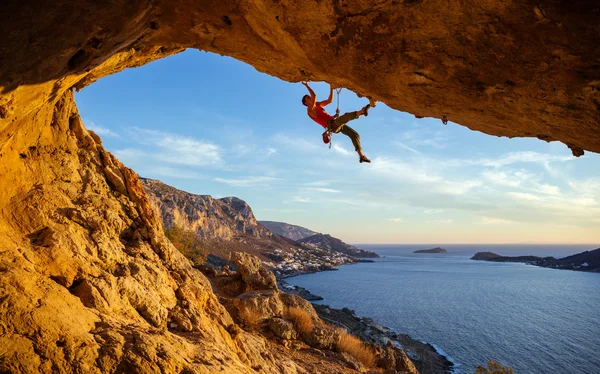 Klimmer op overhangende rots — Stockfoto