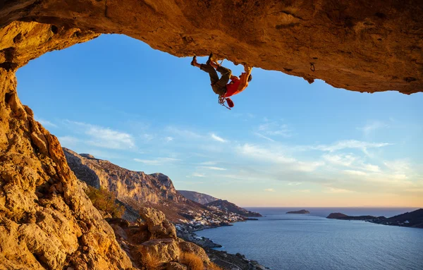 Bergsteiger auf überhängendem Felsen — Stockfoto