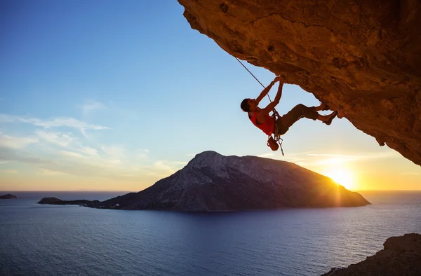 Bergsteiger auf überhängendem Felsen — Stockfoto