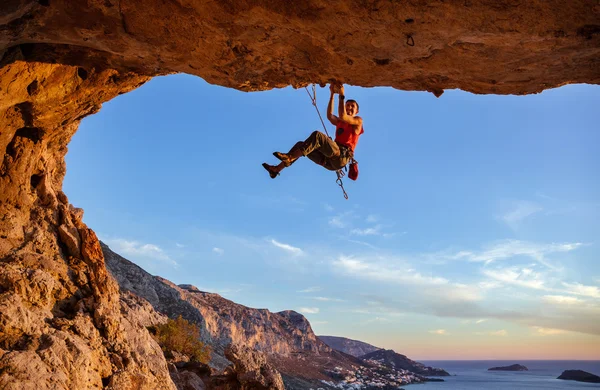 Escalador en roca colgante — Foto de Stock