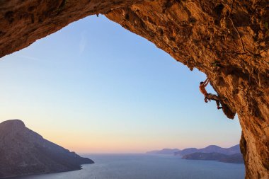  dağcı taşkın cliff üzerinde. Yunanistan.