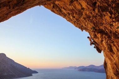 dağcı taşkın cliff üzerinde.