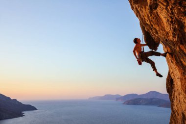 Kaya tırmanışçısı taşkın cliff üzerinde.