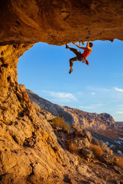 Masculino escalador na rocha pendurada — Fotografia de Stock