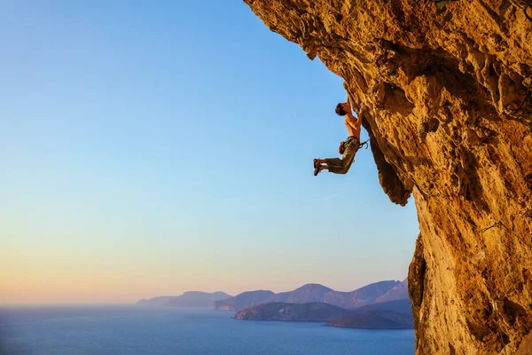 Rock klimmer springen op handgrepen — Stockfoto