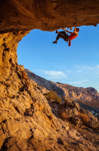 Rock taşkın üzerinde erkek dağcı — Stok fotoğraf