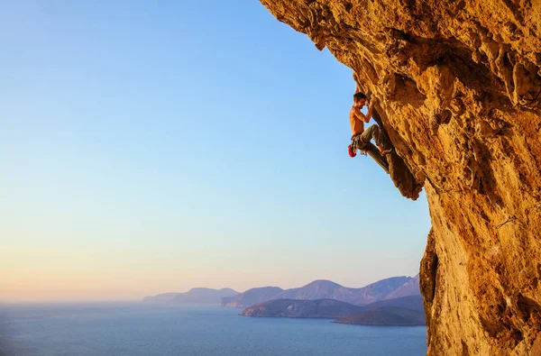Rock klimmer op overhangende klip. — Stockfoto