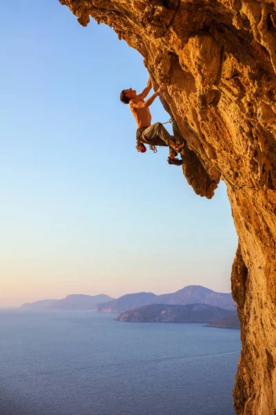 Climber on overhanging cliff. — Stock Photo, Image