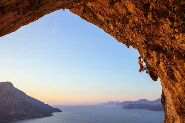 Young man climbing — Stock Photo, Image