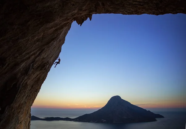 Скельний альпініст на висячій скелі — стокове фото