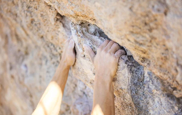 Die Hände des Bergsteigers an einer Klippe — Stockfoto