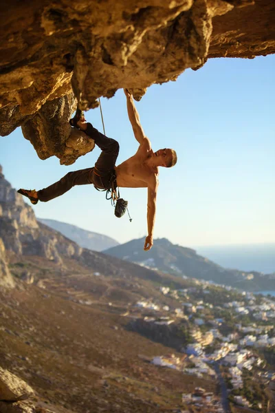 Человек залезает на крышу пещеры — стоковое фото