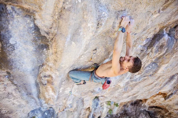 Homme grimpeur sur une falaise — Photo