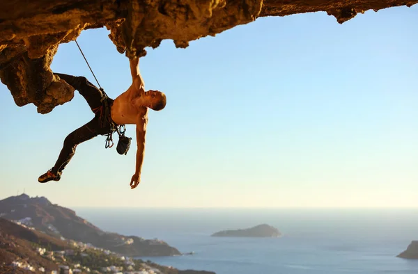 Escalador masculino en roca colgante — Foto de Stock