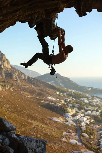 Homme grimpeur sur rocher surplombant — Photo