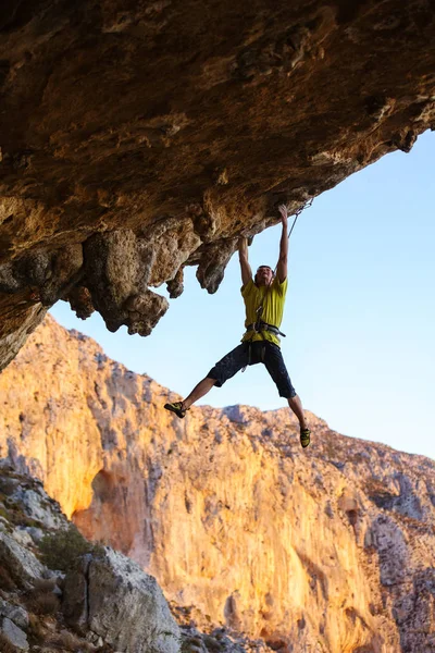 Mannelijke rock klimmer opknoping op dak — Stockfoto
