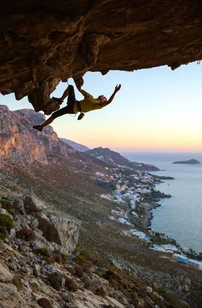 Rock alpinista pulando em pegas — Fotografia de Stock
