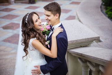 Genç gelin ve damat gidiyor 