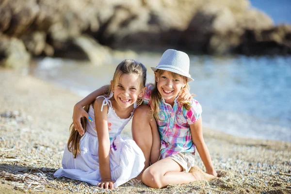 Glückliche junge Mädchen am Strand — Stockfoto