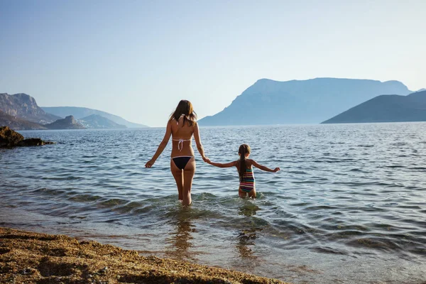 Jovem mulher e filha na praia — Fotografia de Stock