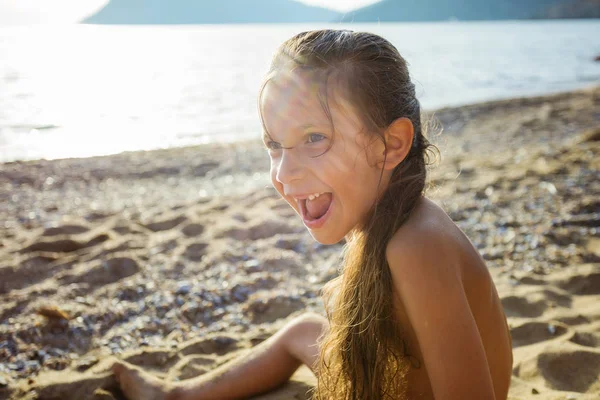 Радостная девушка на пляже — стоковое фото