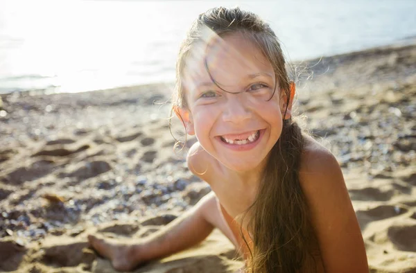 Freudiges junges Mädchen am Strand — Stockfoto