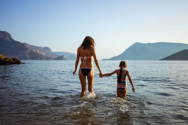 Mulher com filha andando no mar — Fotografia de Stock