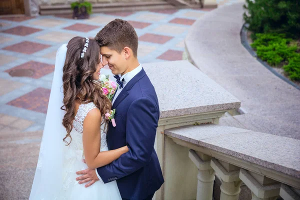 Noiva e noivo indo para beijar ao ar livre — Fotografia de Stock