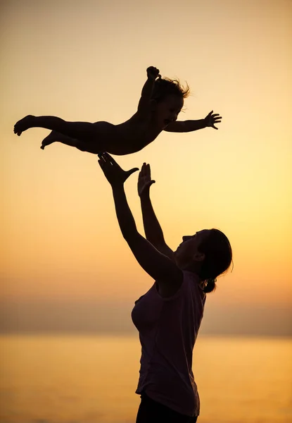 Mother and little daughter having fun on beach — Stock Photo, Image