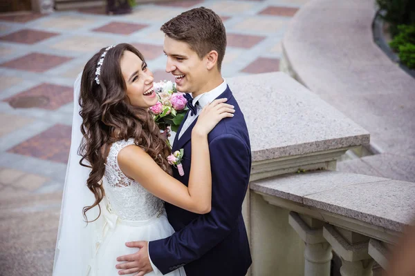 Young bride and groom going — Stock Photo, Image