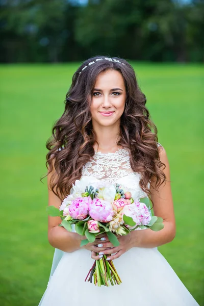 Bella giovane sposa con fiori — Foto Stock