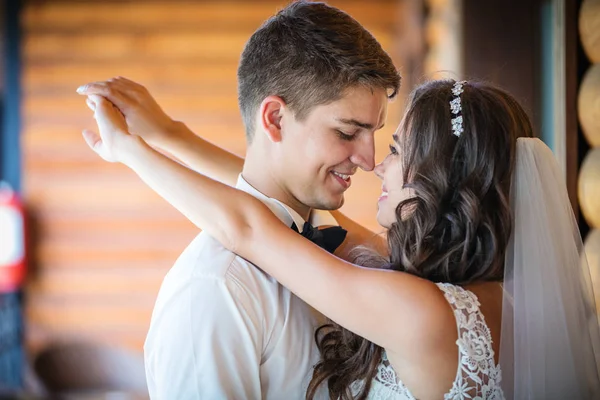 Noiva e noivo vai beijar — Fotografia de Stock