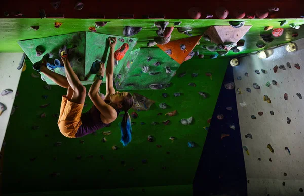 Mulher bouldering no ginásio de escalada — Fotografia de Stock