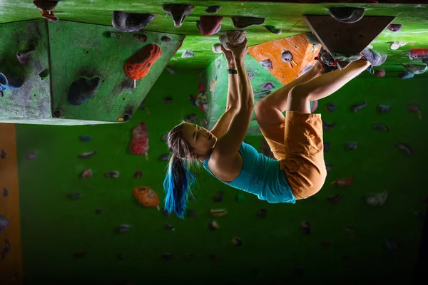 Spor tırmanma üzerinde kadın bouldering — Stok fotoğraf