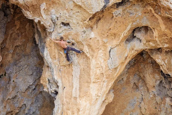 Rock klimmer op uitdagende route — Stockfoto