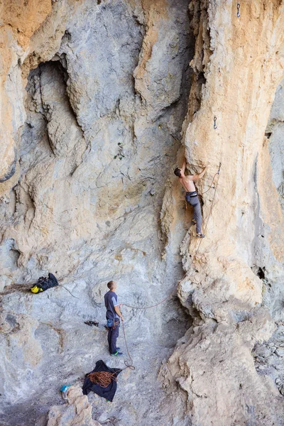 Hombre comenzando una ruta en el acantilado —  Fotos de Stock