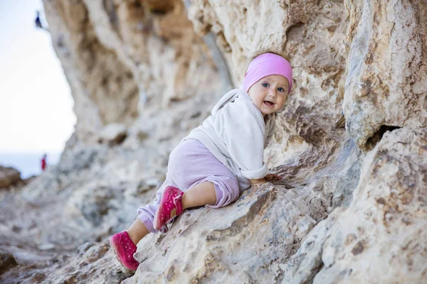 Mała dziewczynka gra na skałach — Zdjęcie stockowe