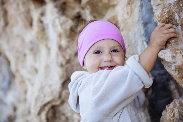 Kleine meisje aangrijpend cliff — Stockfoto