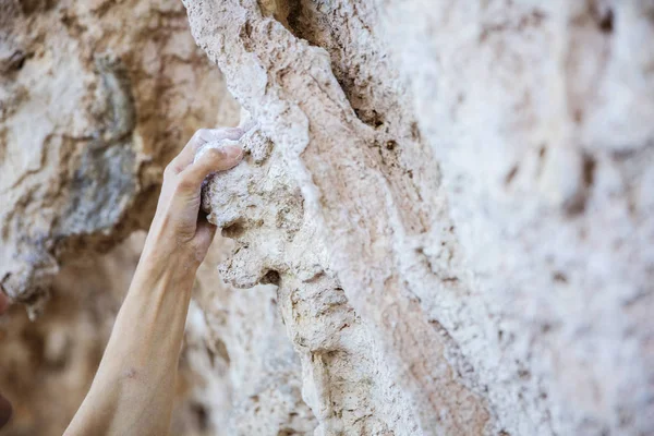 Die Hände des Bergsteigers an einer Klippe — Stockfoto