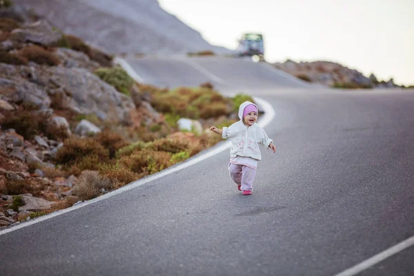 Bonne petite fille courant sur la route — Photo